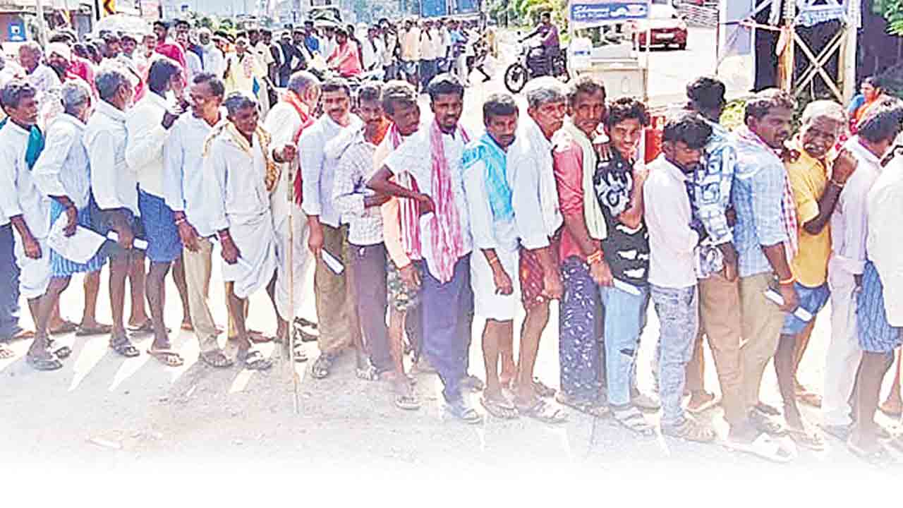 అన్నదాత అరిగోస.. రైతులకు తప్పని యూరియా తిప్పలు