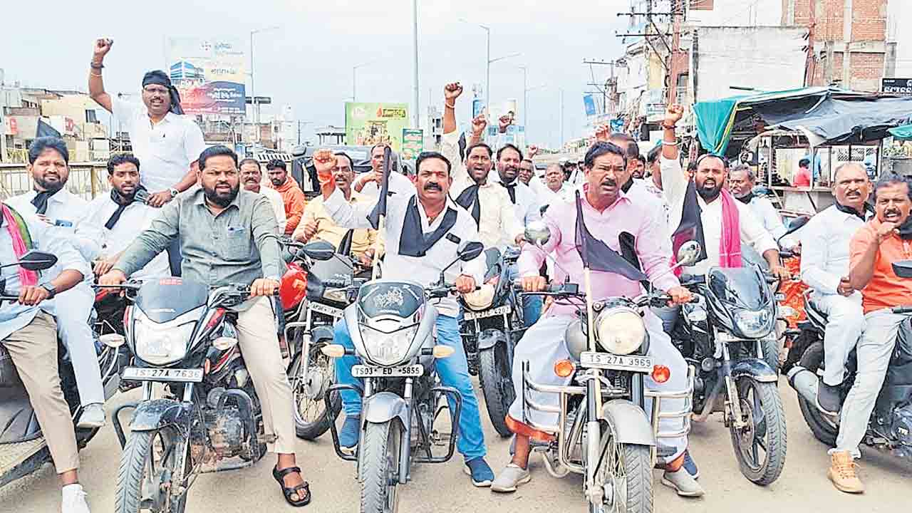 కాళేశ్వరం ప్రాజెక్ట్‌పై కాంగ్రెస్‌ పార్టీ చేస్తున్న కుట్రలకు నిరసనగా జనగామ జిల్లా స్టేషన్‌ఘన్‌పూర్‌లో బైక్‌ర్యాలీ నిర్వహిస్తున్న మాజీ ఎమ్మెల్యే తాటికొండ రాజయ్య. పెద్దసంఖ్యలో పాల్గొన్న బీఆర్‌ఎస్‌ శ్రేణులు 