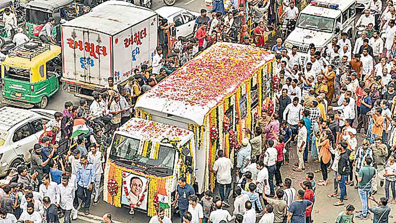 ఇదేనా బీజేపీ సంస్కారం.. గుజరాత్‌ మాజీ సీఎం రూపానీ అంత్యక్రియల్లో దిగజారుడుతనం