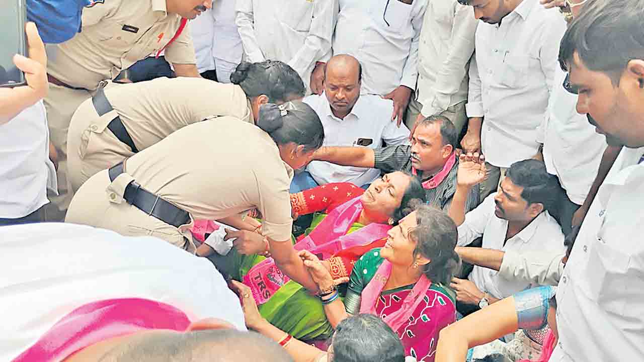 మెదక్‌ జిల్లా చిన్నశంకరంపేటలో మాజీ ఎమ్మెల్యే పద్మాదేవేందర్‌రెడ్డిని అరెస్టు చేస్తున్న పోలీసులు