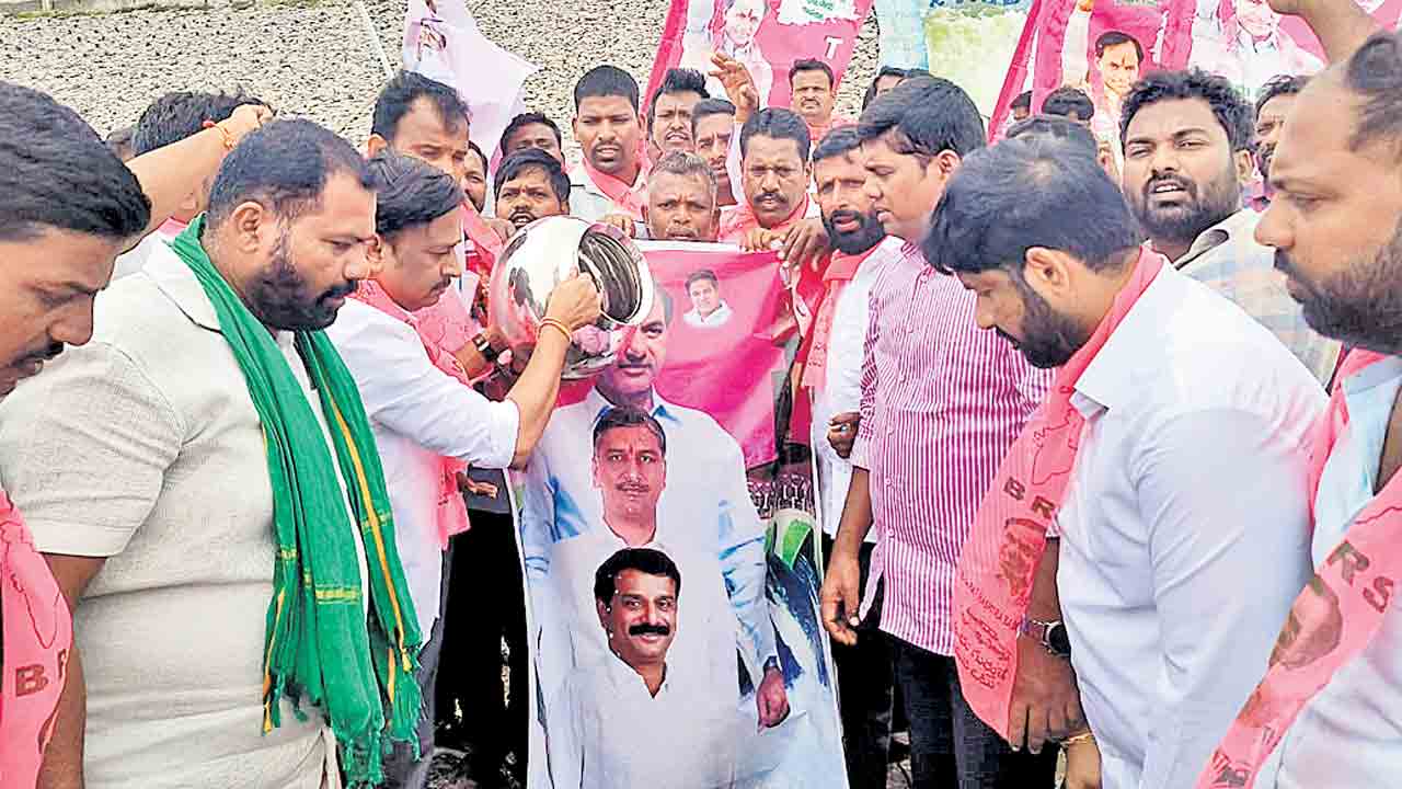 సిద్దిపేట జిల్లా మల్లన్నసాగర్‌లో కేసీఆర్‌, తన్నీరు హరీశ్‌రావు, కొత్త ప్రభాకర్‌రెడ్డి ఫ్లెక్సీకి జలాభిషేకం చేస్తున్న బీఆర్‌ఎస్వీ రాష్ట్ర అధ్యక్షుడు గెల్లు శ్రీనివాస్‌ తదితరులు 
