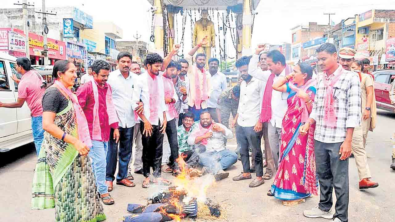 జయశంకర్‌ భూపాలపల్లి జిల్లా కేంద్రంలోని జయశంకర్‌ సెంటర్‌లో సీఎం రేవంత్‌రెడ్డి దిష్టిబొమ్మను దహనం చేస్తున్న బీఆర్‌ఎస్‌ పార్టీ శ్రేణులు