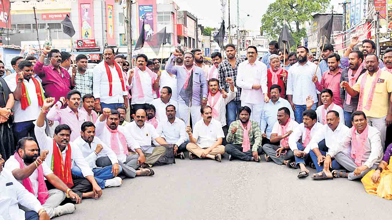 హనుమకొండ చౌరస్తాలో ధర్నా చేస్తున్న బీఆర్‌ఎస్‌ హనుమకొండ జిల్లా అధ్యక్షుడు దాస్యం వినయ్‌భాస్కర్‌, పార్టీ శ్రేణులు 
