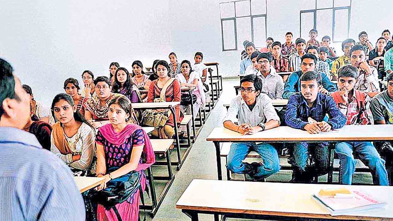 రీయింబర్స్‌మెంట్‌ 50% ఎగ్గొట్టుడే.. కాలేజీలో ఒక కోర్సులో ఎన్ని సీట్లున్నా 240 సీట్లకే ఫీజు రీయింబర్స్‌