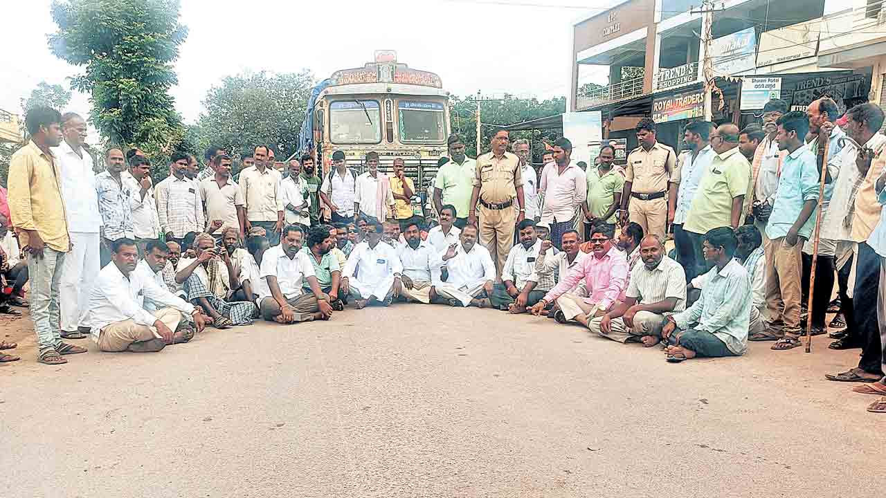 రోదించినా.. రోడ్డెక్కినా.. రైతులపై కనికరం లేని కాంగ్రెస్‌ సర్కార్‌