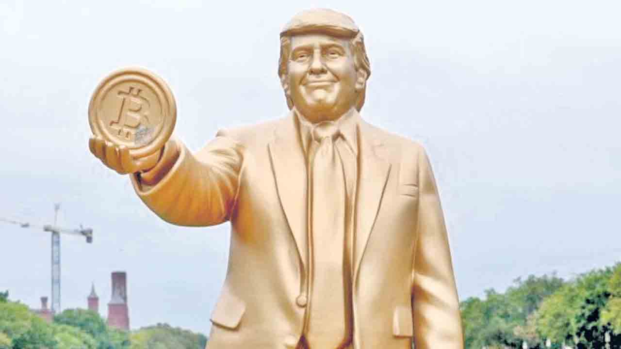 ‘క్యాపిటల్‌’ ఎదుట ట్రంప్‌ బంగారు విగ్రహం
