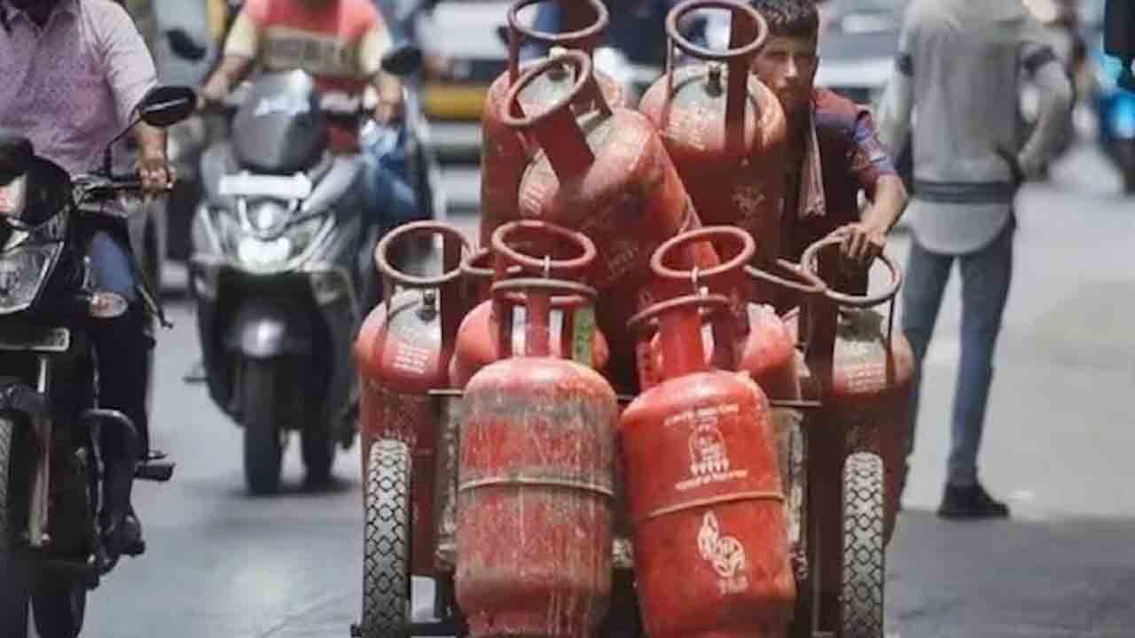 వాణిజ్య సిలిండర్‌పై రూ.51.5 తగ్గింపు