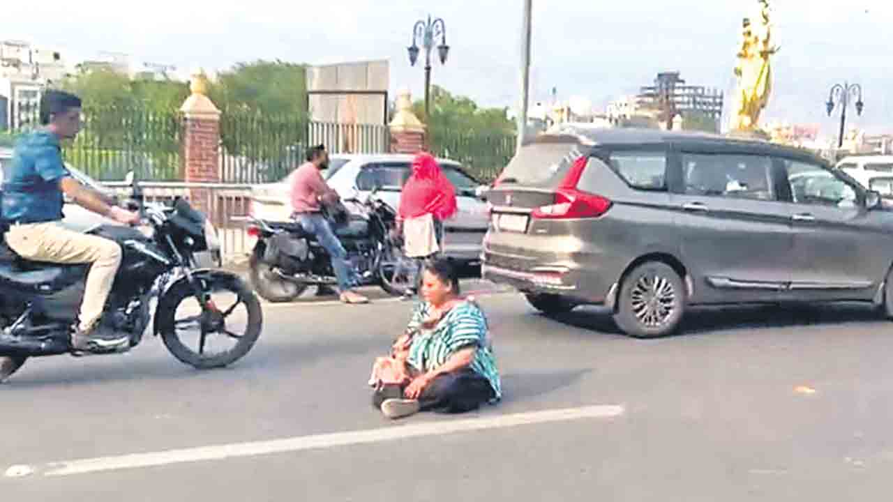 పానీపూరీలు తక్కువిచ్చాడని ధర్నా!