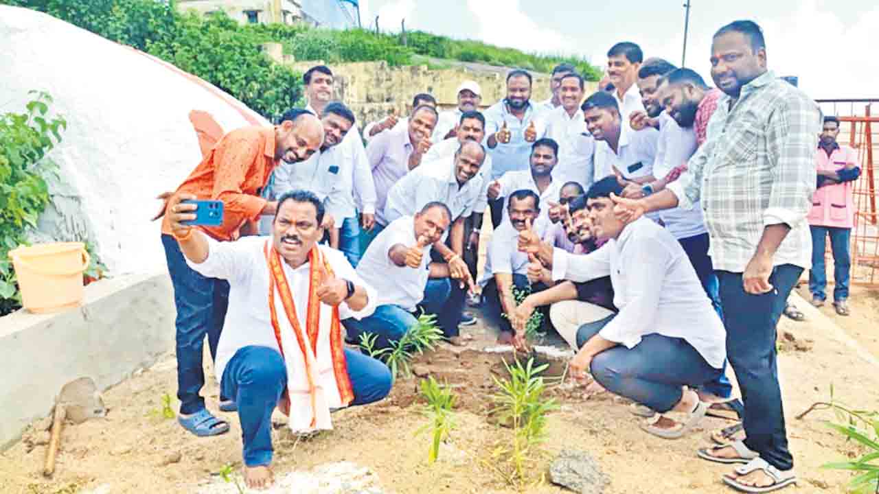 జమ్మి మొక్కలు నాటి.. సెల్ఫీలు దిగి