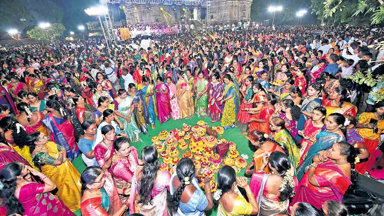 ఎంగిలిపూలు.. ఏర్పాట్లు కరువు.. బతుకమ్మ సంబురాలకు కానరాని సర్కారు చర్యలు