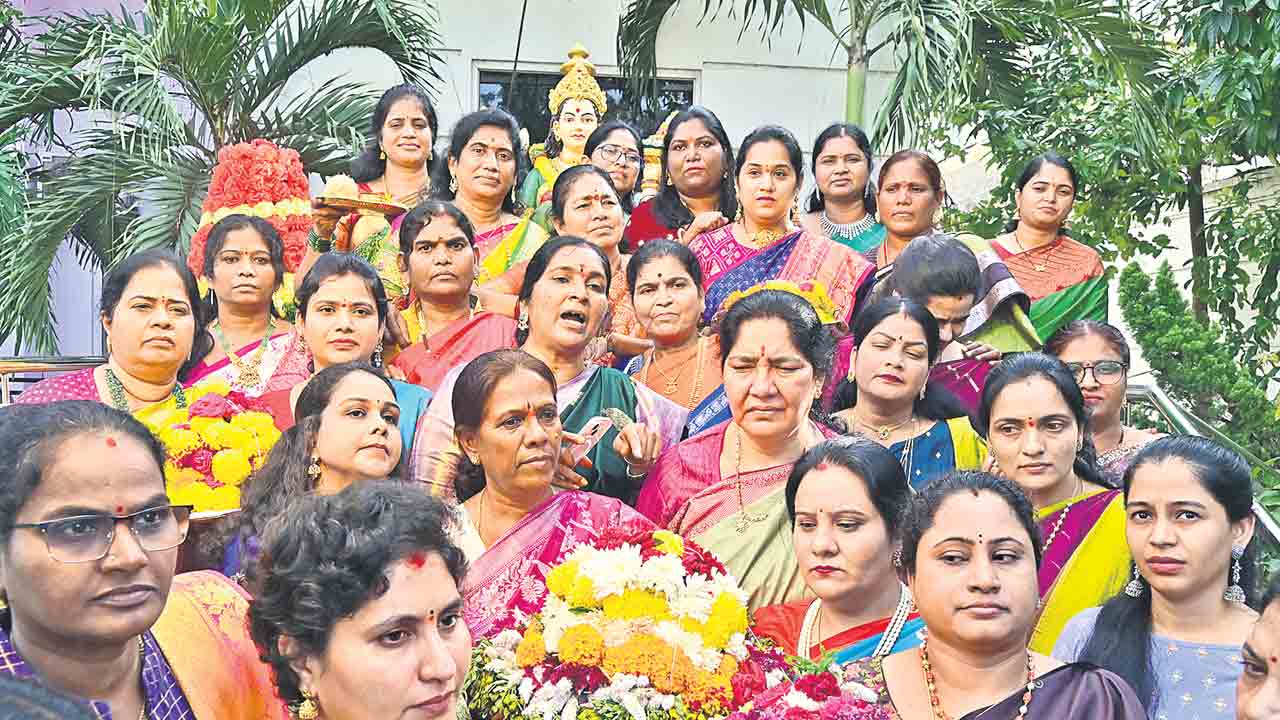 తెలంగాణభవన్‌లో ఎంగిలిపూల సంబురం