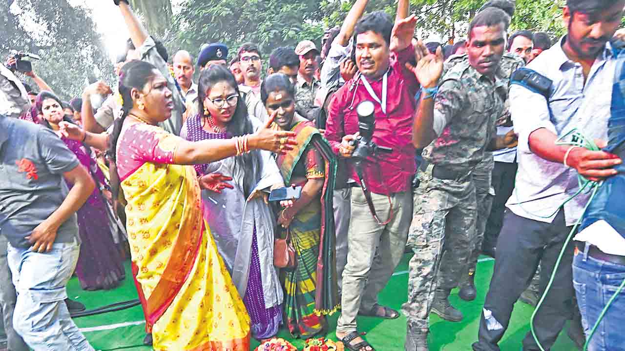 బతుకమ్మ వేడుకల్లో రభస.. మంత్రుల తడబాటు.. మహిళల మండిపాటు
