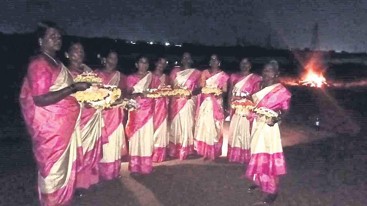 చితిమంట వెలుగులో బతుకమ్మ నిమజ్జనం