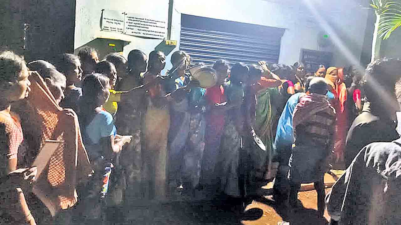 బతుకమ్మను వదిలి యూరియాకు పరుగులు!