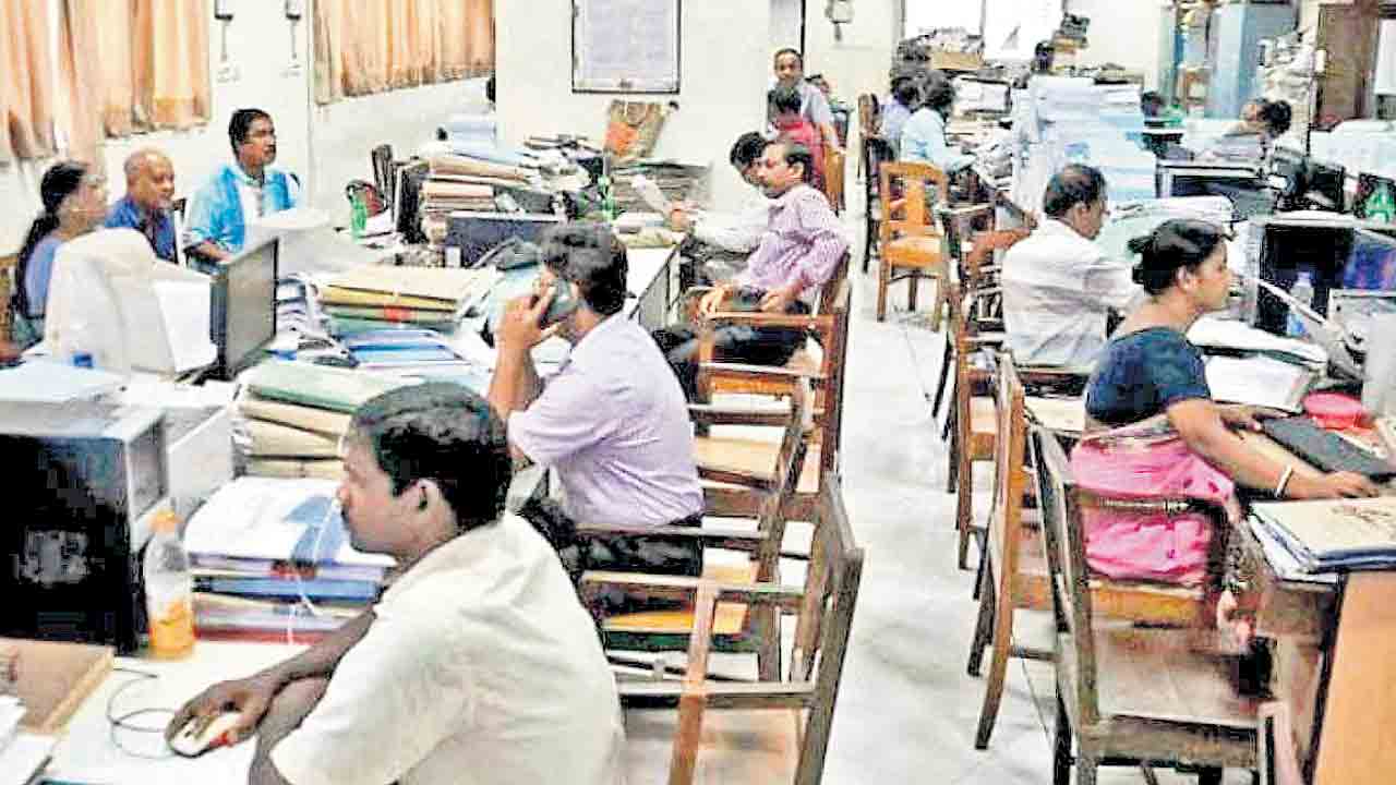 కరువు భత్యమూ కరువే.. ఉద్యోగులకు సర్కారు బాకీ 900 కోట్లు!