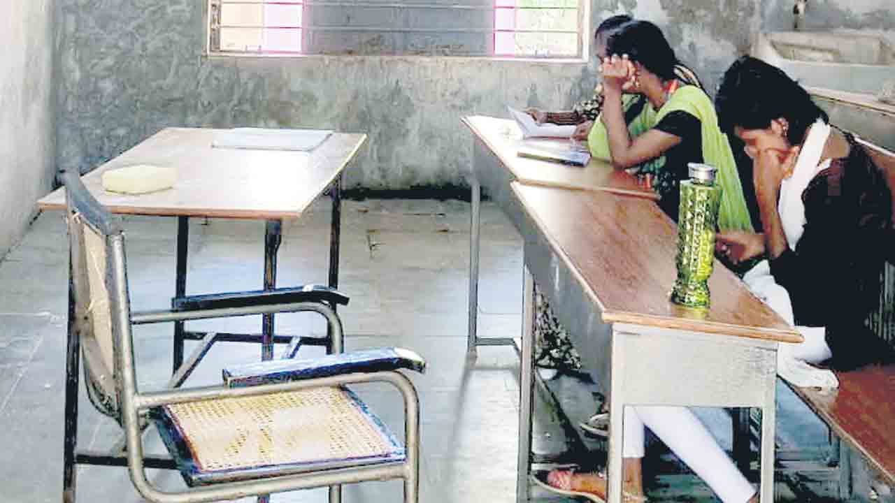 శిథిల గదుల్లో చదువులు.. అధ్వానంగా పెద్దపల్లి ప్రభుత్వ బాలికల జూనియర్‌ కళాశాల ఆవరణ