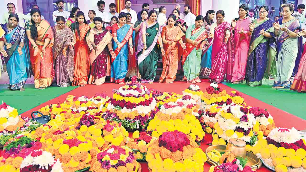 గ్రేటర్‌లో ఘనంగా బతుకమ్మ వేడుకలు