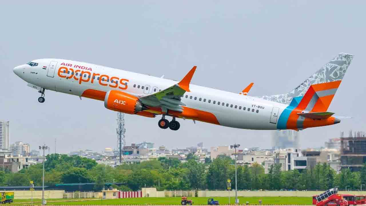 విమానం ఎగురుతుండగా కాక్‌పిట్‌లోకి ప్యాసింజర్‌!