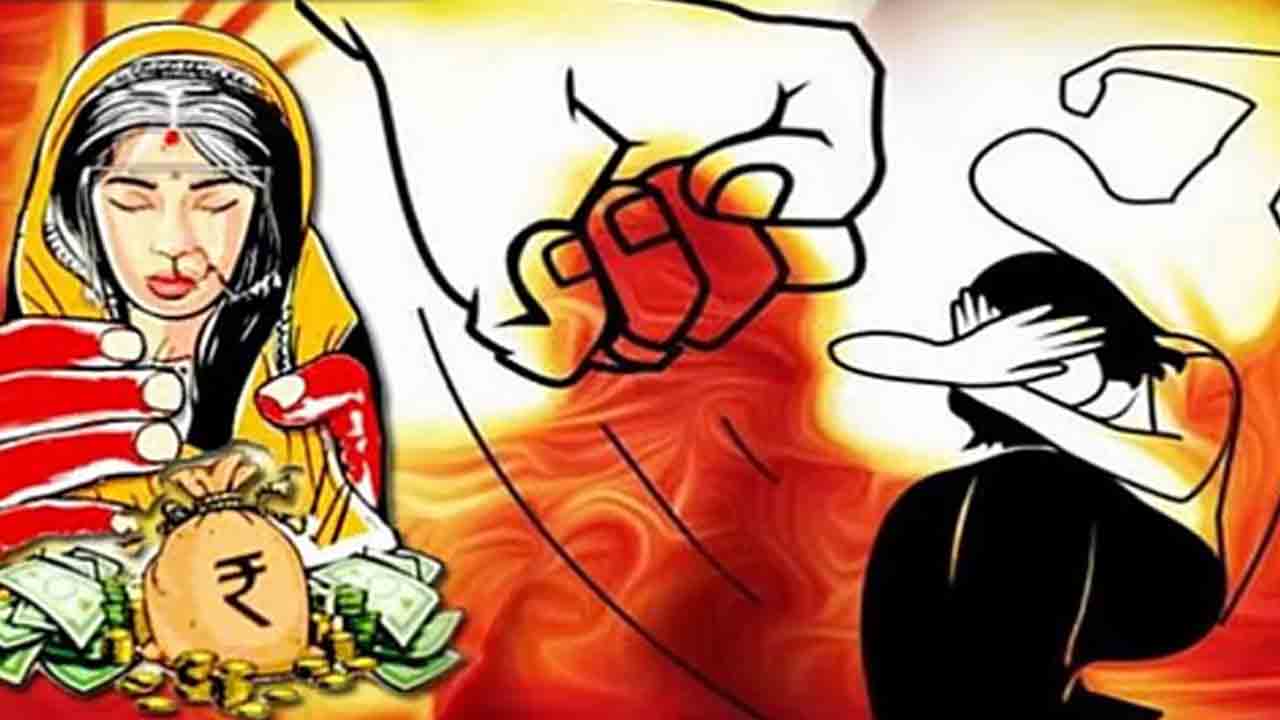 గదిలో బంధించి.. పామును వదిలి