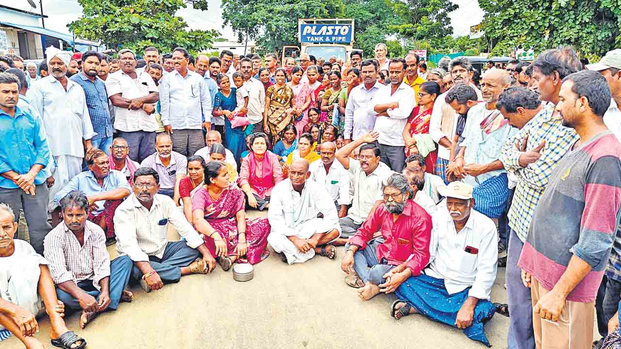 మహబూబాబాద్‌ జిల్లా బయ్యారంలో జాతీయ రహదారిపై ధర్నా చేస్తున్న రైతులు
