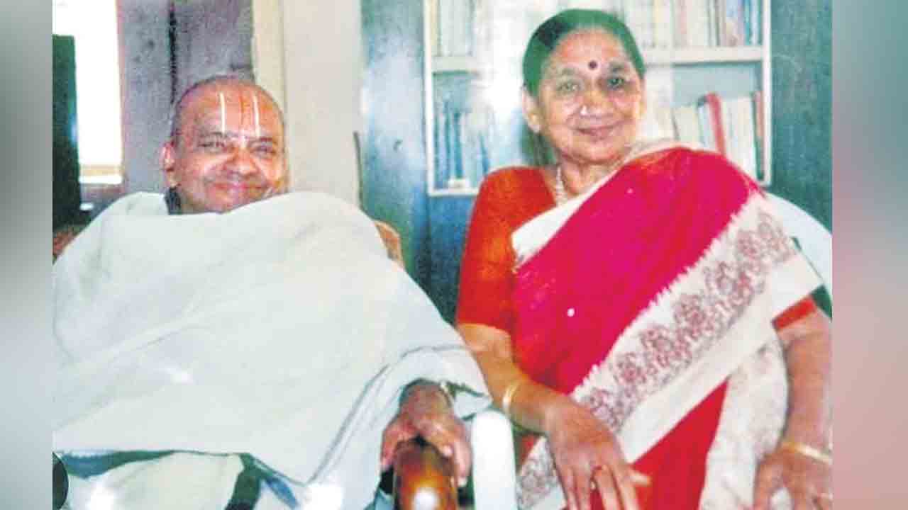 దాశరథి రంగాచార్య సతీమణి కన్నుమూత