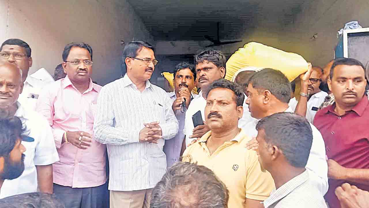 వనపర్తి జిల్లా ఖిల్లాఘణపురం సింగిల్‌విండో కార్యాలయంలో రైతులతో మాట్లాడుతున్న మాజీ మంత్రి సింగిరెడ్డి నిరంజన్‌రెడ్డి
