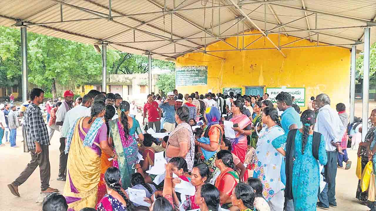 భద్రాద్రి కొత్తగూడెం జిల్లా ఇల్లెందు వ్యవసాయ మార్కెట్‌ యార్డులోని సొసైటీ కార్యాలయం వద్ద రైతులు పొద్దంతా బస్తాల కోసం పడిగాపులుపడ్డారు. అధికారులు కూపన్లు పంపిణీ చేసి.. యూరియా వచ్చినప్పుడు వచ్చి తీసుకెళ్లాలని సూచించారు.