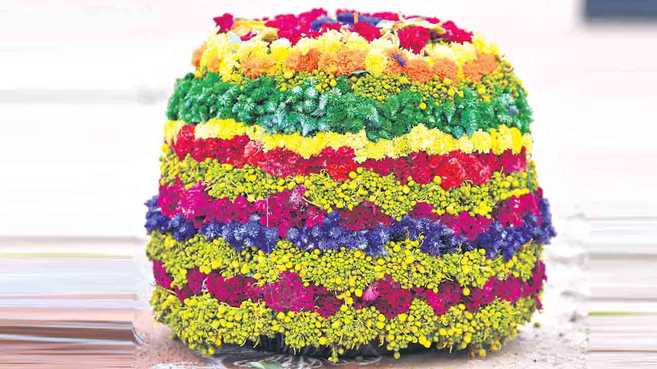 Bathukamma | నేడు అట్ల బతుకమ్మ.. ఏ నైవేద్యం సమర్పిస్తారంటే?