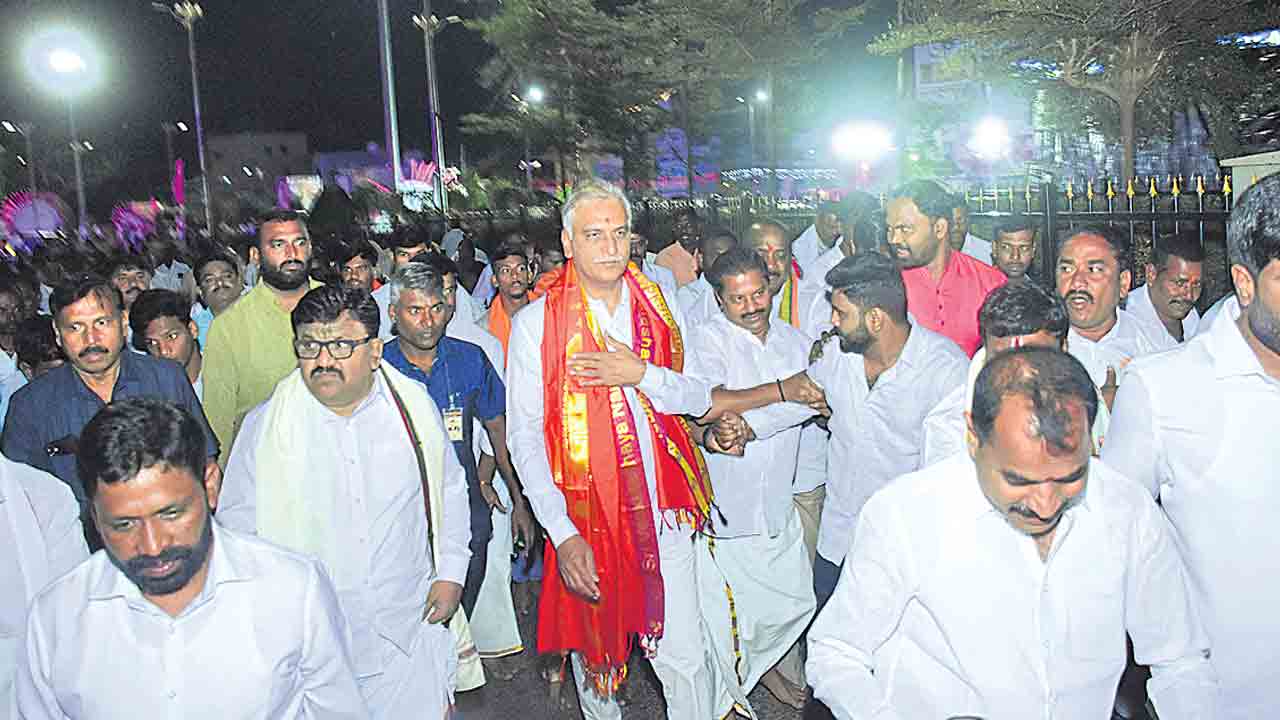 గుట్టలో హరీశ్‌రావు ప్రత్యేక పూజలు