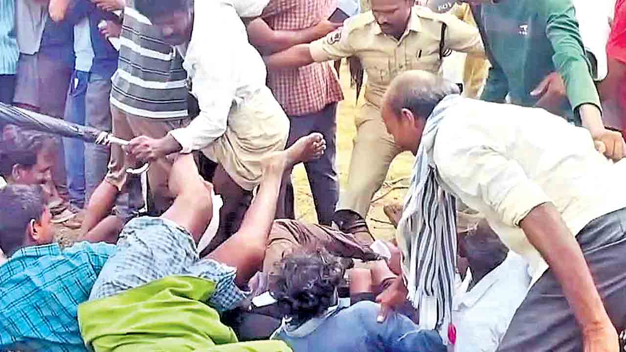 మహబూబాబాద్‌ జిల్లా మరిపెడ మండలం ఐటీడీఏ భవనం వద్ద తోపులాటలో కిందపడిన రైతులు