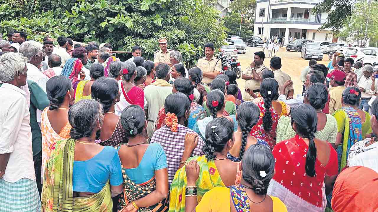 మహబూబ్‌నగర్‌ జిల్లా జడ్చర్లలోని ఎమ్మెల్యే అనిరుధ్‌రెడ్డి క్యాంప్‌ కార్యాలయం ముట్టడికి రైతులు యత్నించగా విషయం తెలుసుకున్న పోలీసులు వెంటనే అక్కడికి చేరుకొని రైతులను అడ్డుకున్నారు.