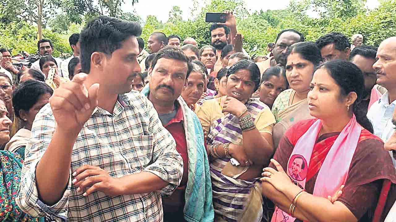భద్రాద్రి కొత్తగూడెం జిల్లా నిజాంపేట సొసైటీ వద్ద రైతులు వరుసలో చెప్పులు పెట్టి పక్కన సేదతీరారు. ఇల్లెందు మాజీ ఎమ్మెల్యే హరిప్రియానాయక్‌కు రైతులు తమ గోడును వివరించారు.