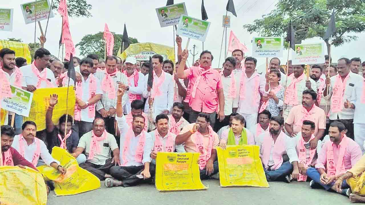 రైతుల పంటలకు సరిపడా యూరియా అందించాలని డిమాండ్‌ చేస్తూ బీఆర్‌ఎస్‌ ఆధ్వర్యంలో ఖమ్మం జిల్లా రూరల్‌ మండలం నాయుడుపేట బైపాస్‌ రింగ్‌రోడ్డు వద్ద జాతీయ రహదారిపై రాస్తారోకో చేస్తున్న బీఆర్‌ఎస్‌ శ్రేణులు.