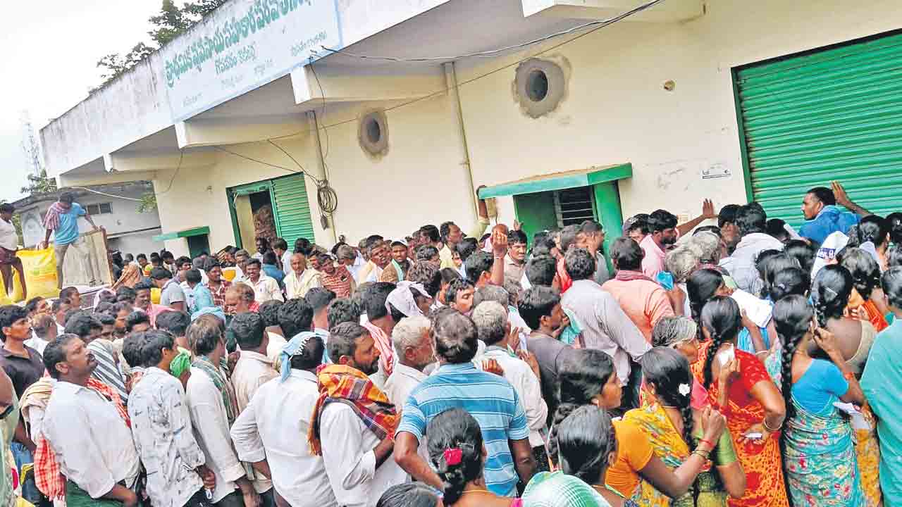 ఖమ్మం జిల్లా కొణిజర్ల మండలం గోపవరం సొసైటీ వద్ద పోలీసు పహారాలో ఒక్కో రైతుకు ఒక బస్తా చొప్పున యూరియా పంపిణీ చేశారు.