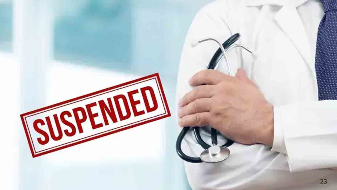 ఐదుగురు వైద్యులపై సస్పెన్షన్‌ వేటు