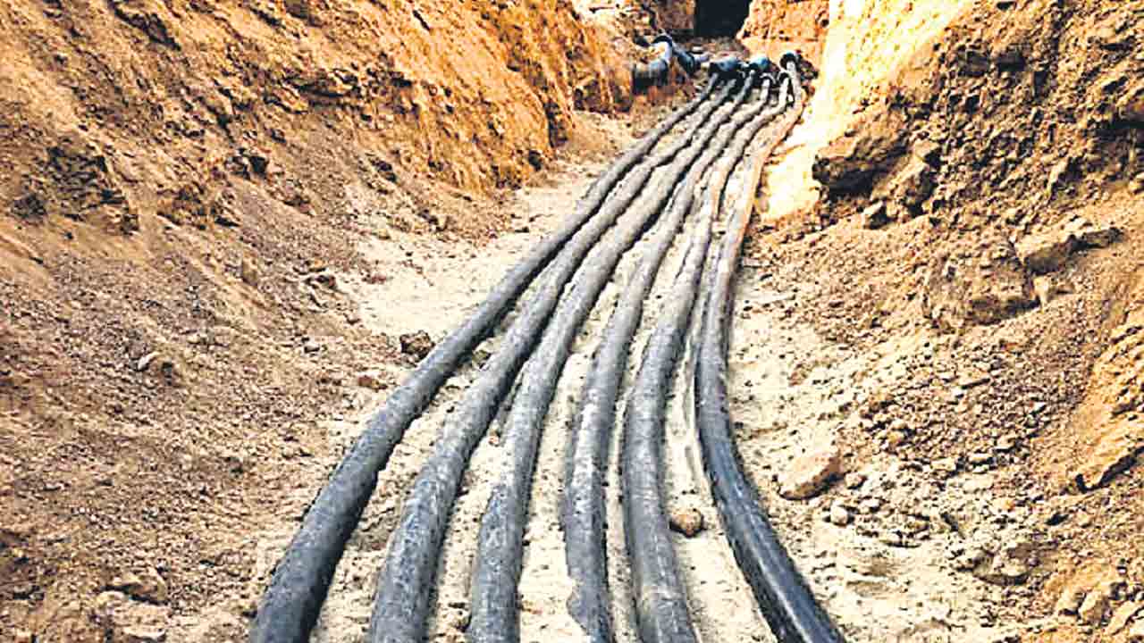 పర్సంటేజీ కోసమే యూజీ కేబుల్స్‌.. కేబుళ్లకు రూ.13వేల కోట్ల అప్పు