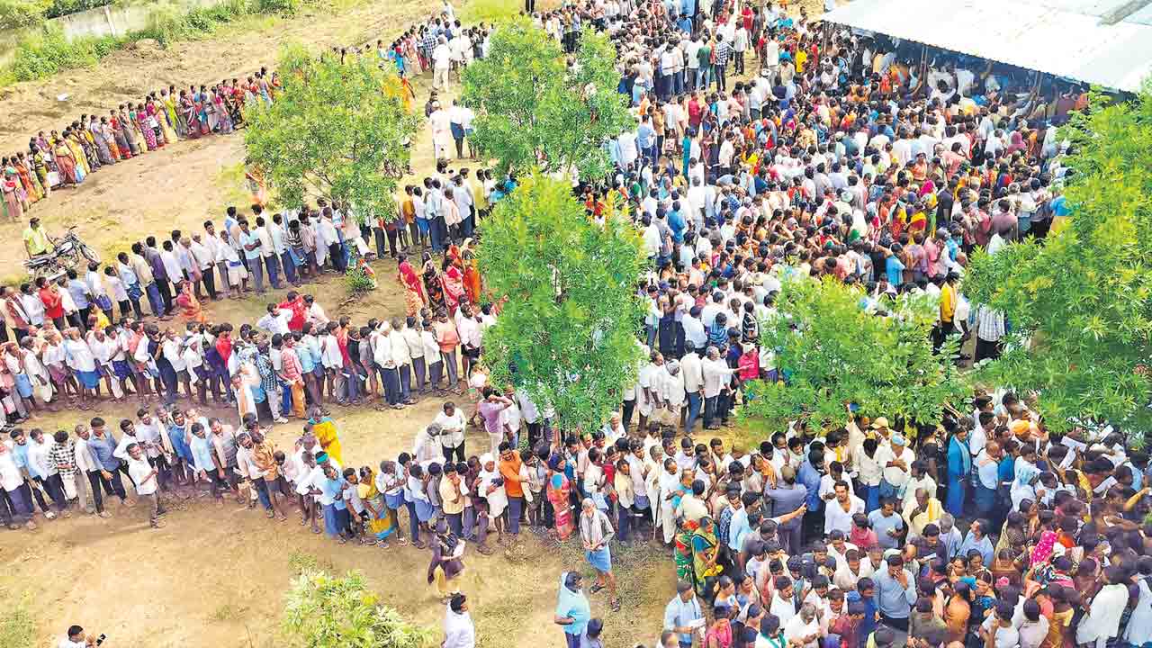 అల్లాడుతున్న అన్నదాత.. యూరియా కోసం బారులు.. గంటల తరబడి నిరీక్షణ.. రేవంత్‌రెడ్డి సర్కారు తీరుపై ఆగ్రహం