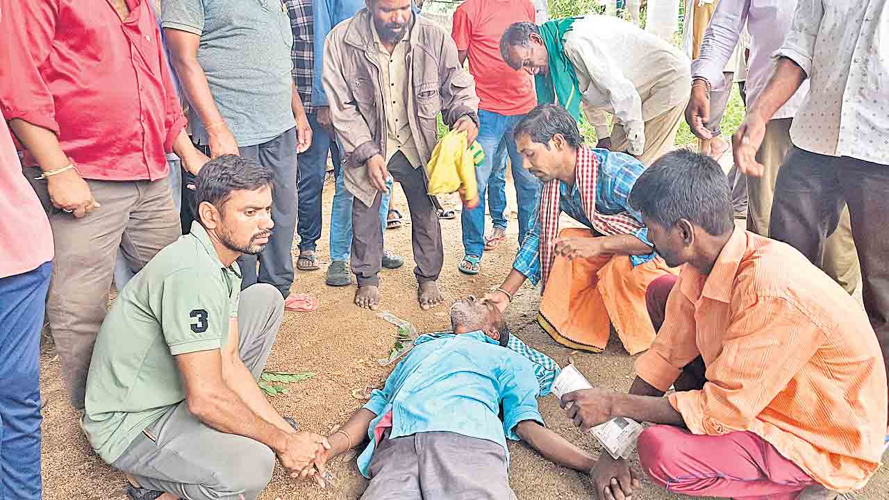 రాజన్న సిరిసిల్ల జిల్లా గంభీరావుపేటలో యూరియా కోసం నిలబడి, క్యూలోనే సొమ్మసిల్లిన రైతు పెండెల మల్లయ్య