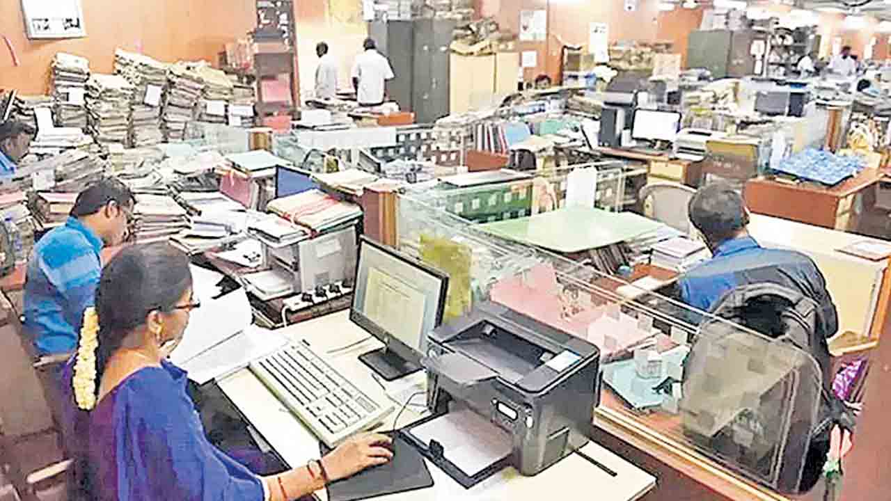 ఈ నెల 700 కోట్లు డౌటే.. ఉద్యోగుల పెండింగ్‌ బిల్లులు 10 వేల కోట్లపైనే..