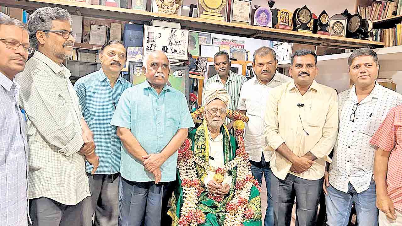 కోవెల సుప్రసన్నాచార్యకు విశ్వనాథ జాతీయ పురస్కారం