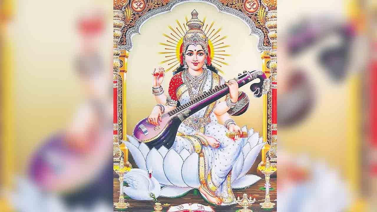 నేటి అలంకారం.. సరస్వతీదేవి
