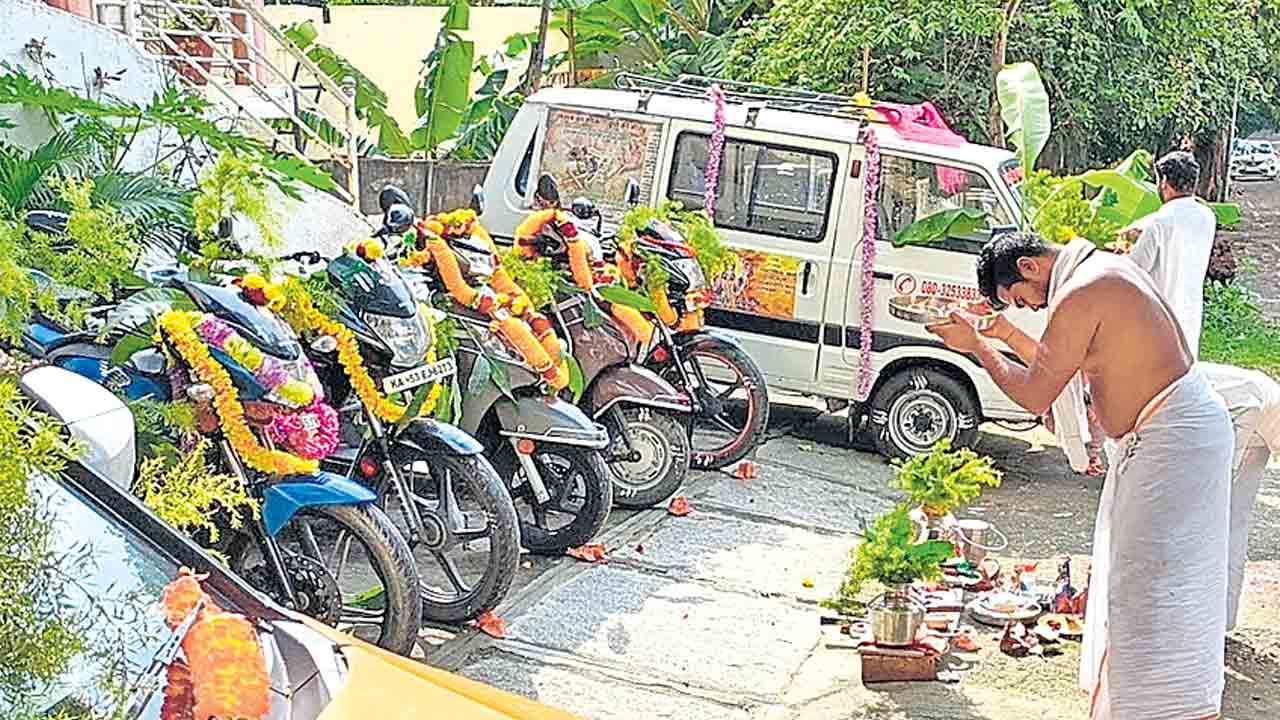 తెలుసుకుందాం.. ఆయుధ పూజ ఎందుకు?