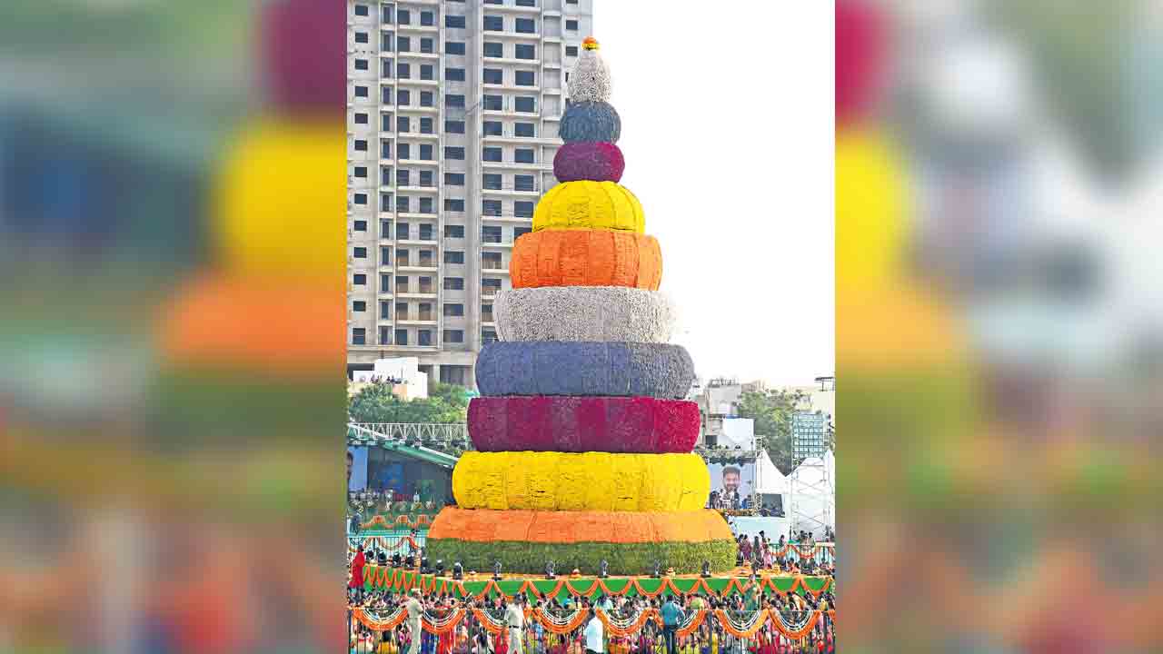 ఇది బతుకమ్మట.. సరూర్‌నగర్‌లో గిన్నీస్‌ బుక్‌ రికార్డుల పేరిట హంగామా