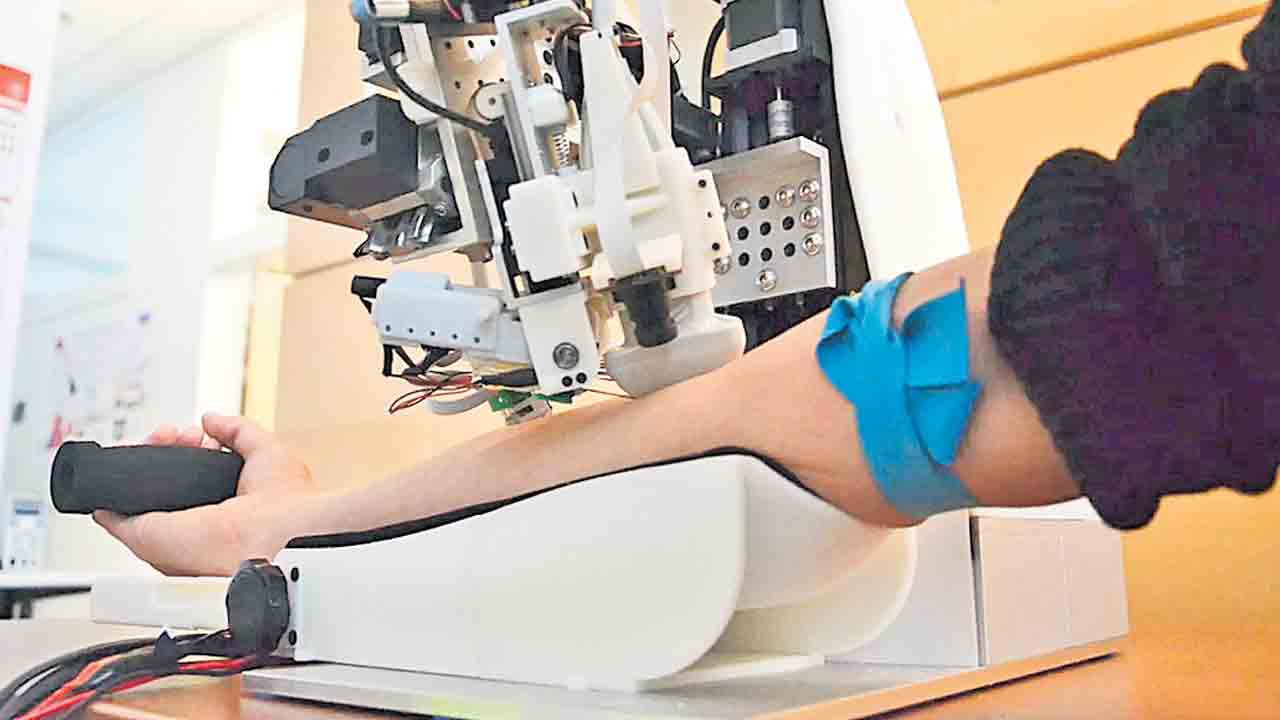 మనిషి నుంచి రక్తం తీసే రోబో