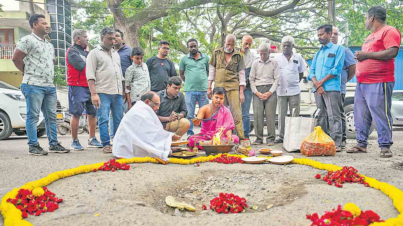 గుంతల రోడ్డుపై హోమం
