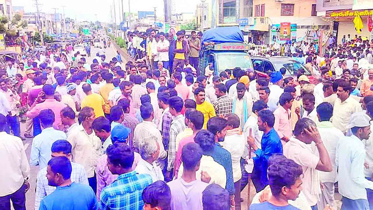 యూరియా కొరతపై రైతుల కన్నెర్ర