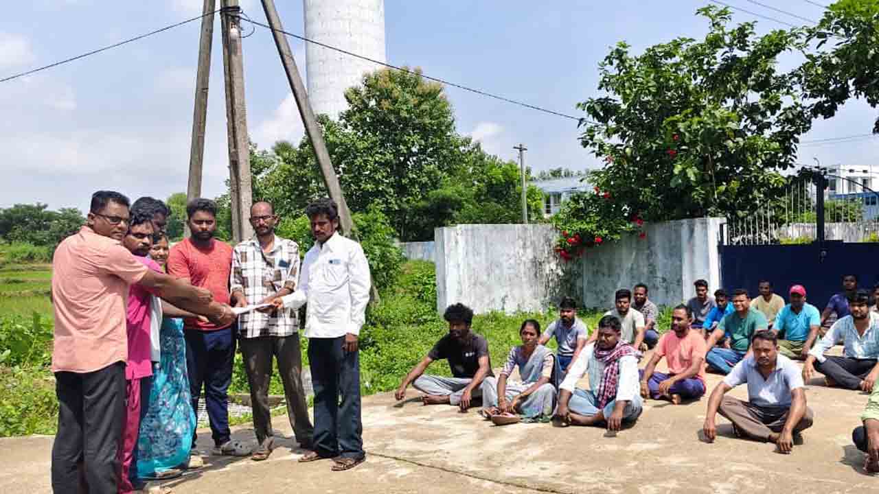 వేతనాల కోసం ‘భగీరథ’ కార్మికుల ధర్నా