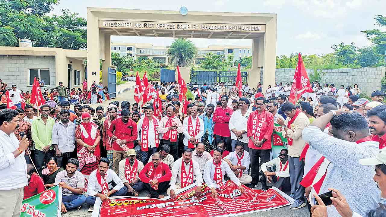 ధర్నాలతో దద్దరిల్లిన కలెక్టరేట్లు