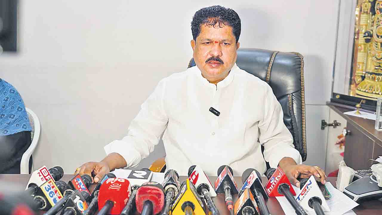 సిగ్గూశరం ఉంటే రాజీనామా చేయండి