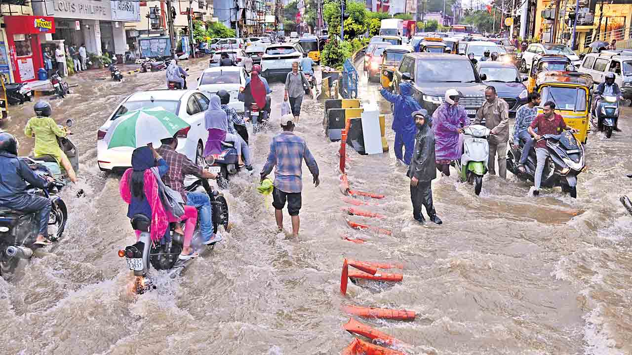 క్లౌడ్‌ బరస్ట్‌.. హైడ్రా వరస్ట్‌.. ప్రచార ఆర్భాటం తప్ప క్షేత్రస్థాయిలో కనిపించని డిజాస్టర్‌ మేనేజ్‌మెంట్‌